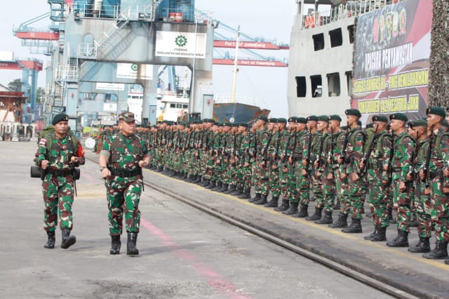 Pangdam II/Sriwijaya, Mayjen TNI Hilman Hadi, S.I.P., M.B.A., M.Han., menyambut kedatangan personel Satgas Yonif Raider 142/Ksatria Jaya usai menjalankan Tugas Operasi Pengamanan sebagai Satuan Organik di Provinsi Papua. (Pendam II/Swj)
