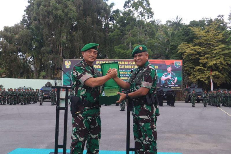 Penyerahan Satuan dalam rangka Sertijab Pangdam XVII/Cenderawasih dari Mayjen TNI Muhammad Saleh Mustafa (kanan) kepada Mayjen TNI Izak Pangemanan, M.Han (kiri)/ FOTO : Pendam XVII/Cen
