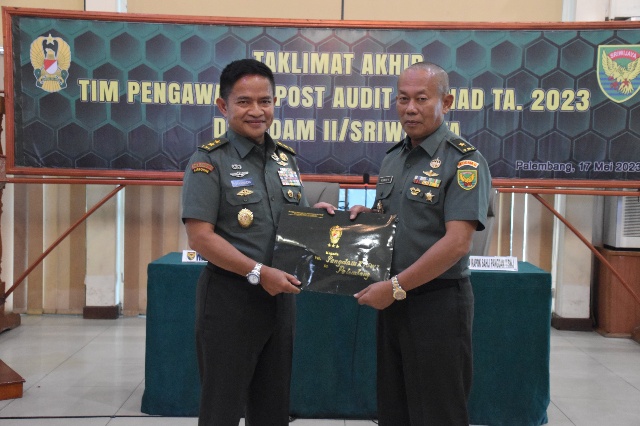 Kapoksahli Pangdam II/Sriwijaya Brigjen TNI Brigjen TNI Norman Saito (kanan) dan Wairjenad Mayjen TNI Hasanuddin (kiri) / foto : Pendam II/Swj