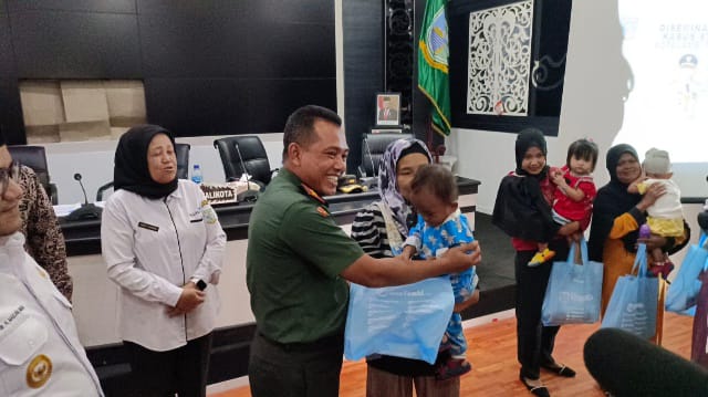 Komandan Kodim 0415/Jambi Letnan Kolonel Arm Eko Pristiono, S.H., M.I.Pol., serahkan Bingkisan Secara Simbolis Kepada Anak Asuh Stunting (Pendim0415)