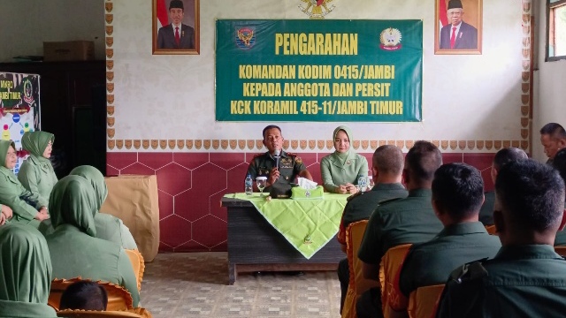 
Komandan Kodim 0415/Jambi Letkol Arm Eko Pristiono, SH., M.I.POL., didampingi isteri saat memberikan pengarahan kepada anggota dan persit Koramil 415-11/Jambi Timur (F1R) 