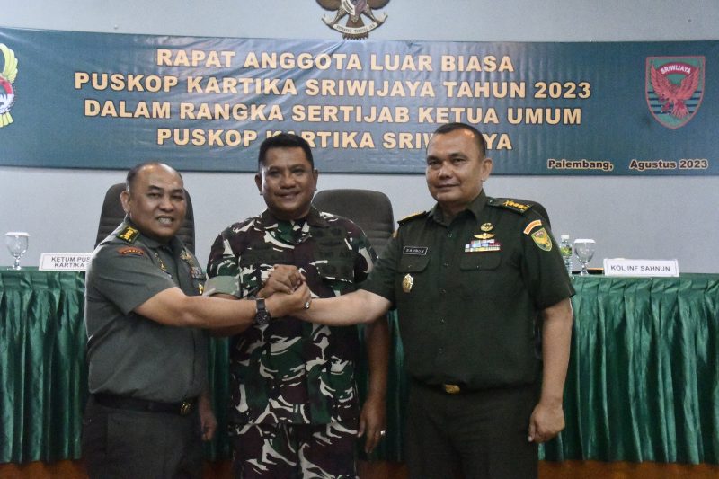 Kasdam II/Sriwijaya Brigjen TNI Ruslan Effendy, S.I.P (tengah), Kolonel Arm Edy Yusnandar (kiri) dan Ketua Puskop Kartika Swj (Baru) Kolonel Inf Sahnun (kanan)/ Pendam II/Swj