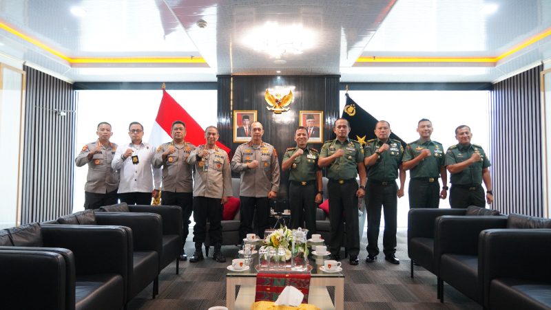 Pangdam II/Sriwijaya, Mayjen TNI Yanuar Adil dan Kapolda Sumsel Irjen Pol Albertus Rachmad Wibowo, S.I.K., M.I.K., foto bersama dengan para PJU Polda Sumsel dan Pejabat Kodam ll/Swj. (RED/Pendam II/Swj)