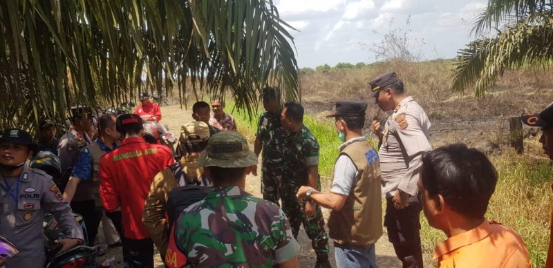 Dandim Letkol Arm Eko Pristiono, SH., M.I.Pol., saat memantau dan memberikan instruksi kepada petugas posko dan petugas patroli Karhutla tentang penanganan Karhutla di wilayah Muaro Jambi/ FOTO : PENDIM0415JAMBI)
