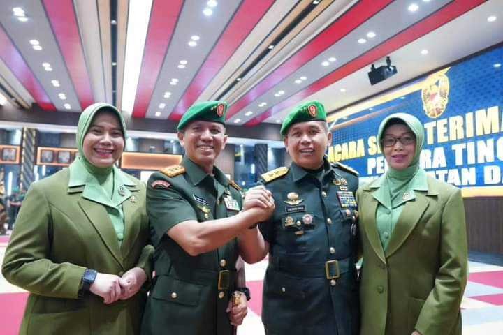 Foto bersama Pangdam II/Sriwijaya Mayjen TNI Yanuar Adil dan istri (kiri) dengan Mayjen TNI Hilman Hadi, S.I.P., M.B.A., M.Han. dan istri (kanan)