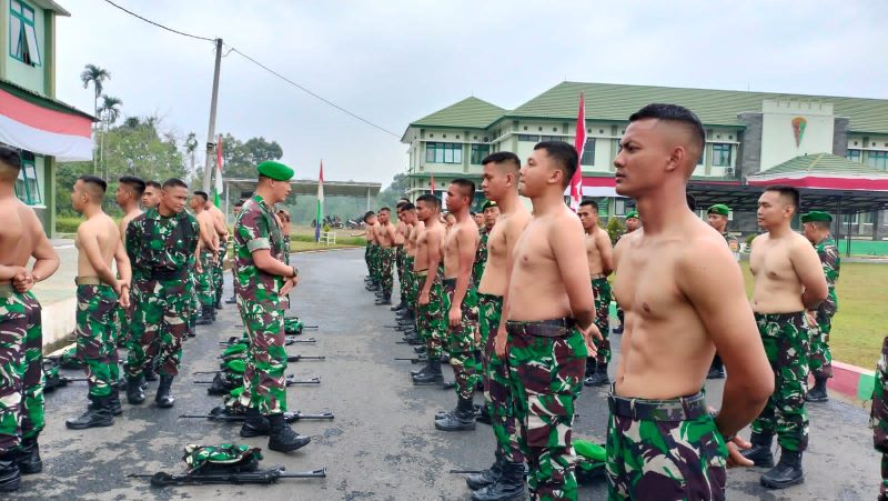 Kasbrigif 8/GC Letkol Inf Hendra Saputra'saat melaksanakan pengecekan postur tubuh Prajurit (Red/Pendam Swj)