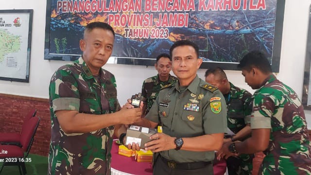 Pabung Batanghari Dim 0415/Jambi Mayor Inf Herman Nursali saat menerima Alkom HT Hytera dari Pasiops Korem 042/Gapu Mayor Inf Toni Wijaya (RED)