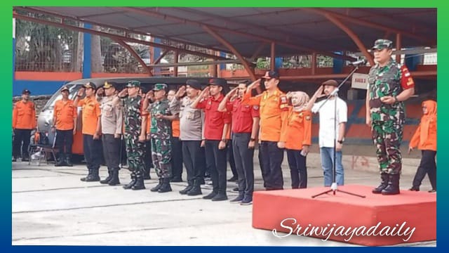 Dandim 0415/Jambi Letkol Arm Eko Pristiono, S.H., M.I.Pol., hadiri upacara pemberangkatan dan pelepasan personel gabungan Satgas Karhutla dipimpin oleh Danrem 042/Gapu Brigjen TNI Supriono, S.I.P.,M.M., selaku Plh Dansatgas Karhutla Provinsi Jambi. (RED)