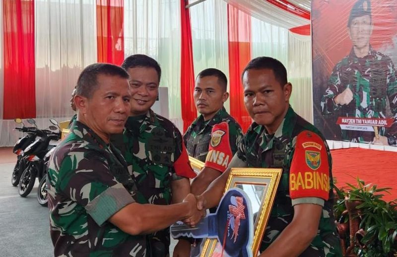 Panglima Kodam II/Sriwijaya Mayjen TNI Yanuar Adil berikan penghargaan kepada Serda Raharja anggota Koramil 420-08/Tabir Kodim 0420/Sarko atas dedikasi sebagai motivator dalam pengembangan tanaman Hidroponik di desa binaan/ Red