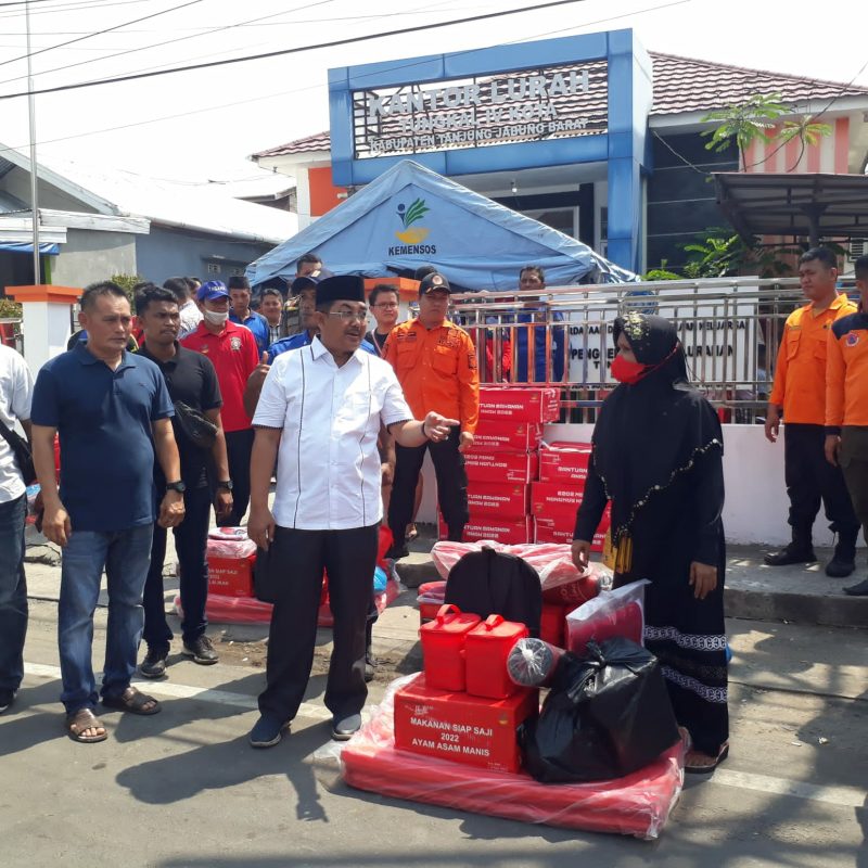 Bupati Tanjab Barat H Anwar Sadat mendampingi Korban kebakaran menunggu transportasi becak untuk membawa pulang bantuan. FOTO : LT/RED