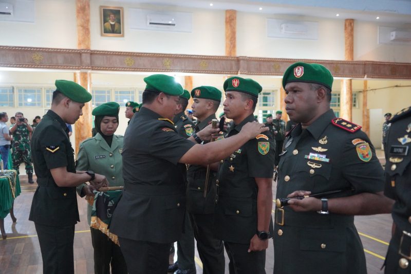 Danrem 042/Gapu Brigjen TNI Supriono S.IP., M.M memimpin langsung Acara serah terima jabatan Pejabat Korem 042/Gapu bertempat di Balai Prajurit Korem 042/Gapu Rabu, (22/11/2023)/FOTO : Penrem 042/Gapu