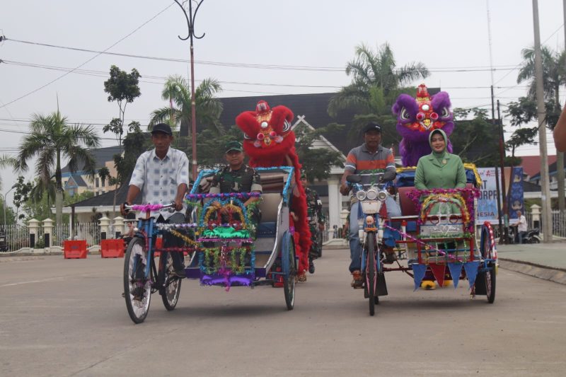 Komandan Kodim 0419/Tanjab Letkol Arm Dwi Sutaryo, SE, M. Han saat mengikuti rangkaian pisah sambut 
di Makodim 0419/Tanjab dengan menumpangi becak/swjdaily