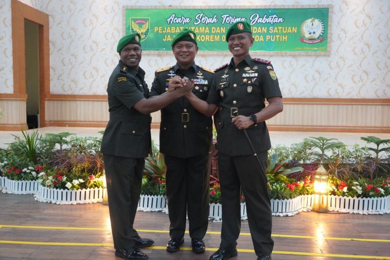 Letkol Inf Amaraldo Cornelius (kiri), Danrem 042/Gapu Brigjen TNI Supriono S.IP., M.M (tengah) serta Dandim 0420/Sarko kepada Letkol Inf Suyono, S.Sos. (kanan)/ Foto (Pendim Sarko)