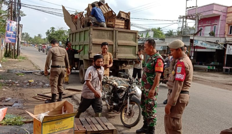 Babinsa Koramil Jambi Selatan Mengamankan Proses Penertiban Pedagang Kaki Lima/swjdaily