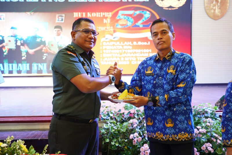 Pemberian tumpeng yang diawali oleh Kasdam II/Sriwijaya kepada PNS Syaifullah dari Bintaljarahdam II/Swj/swjdaily
