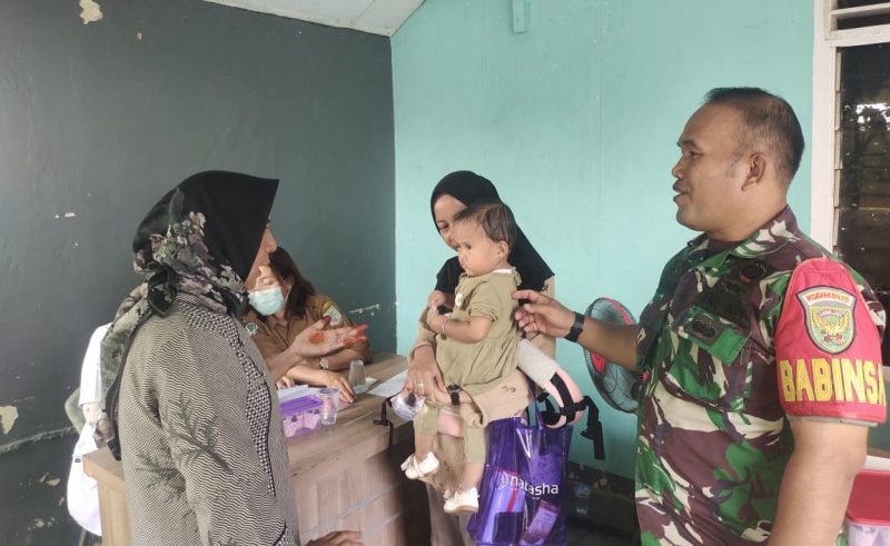 Wujudkan Balita Sehat, Babinsa Dampingi Petugas Berikan Layanan Posyandu/swjdaily