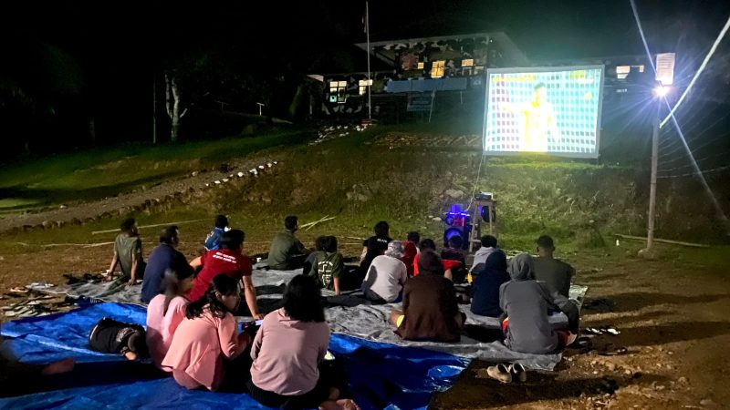 Satgas Pamtas Yonarhanud 12/SBP Nobar Sepakbola Dengan Warga Perbatasan /swjdaily