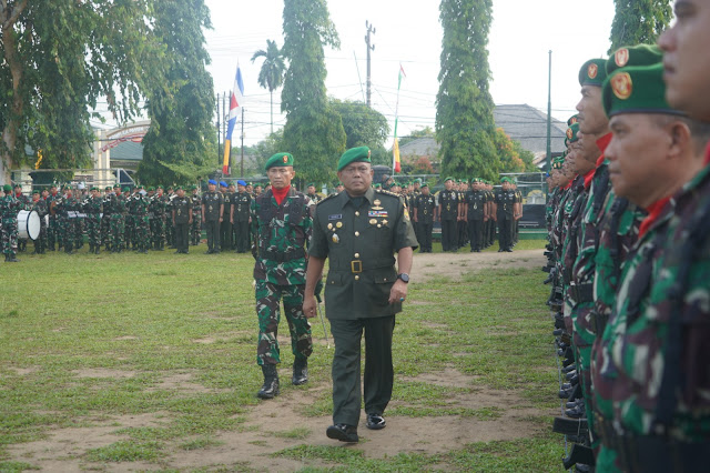 Pelaksanaan upacara peringatan Hari Juang TNI AD ke-78 yang dipimpin oleh Kasrem 042/Gapu Kolonel inf Edi Basuki selaku Irup/ Foto : Red