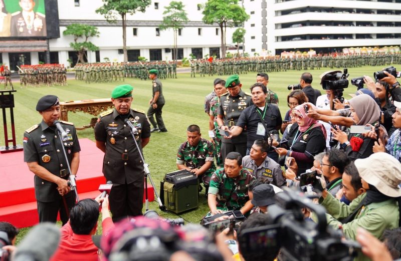 Panglima TNI Jenderal TNI Agus Subiyanto kembali menyampaikannya  dihadapan awak media, usai penyerahan tongkat estafet kepemimpinan Kepala Staf Angkatan Darat (Kasad) kepada Jenderal TNI Maruli Simanjuntak melalui upacara serah terima jabatan, bertempat di Mabesad, Jakarta, Jumat (1/12/2023)./SWJDAILY