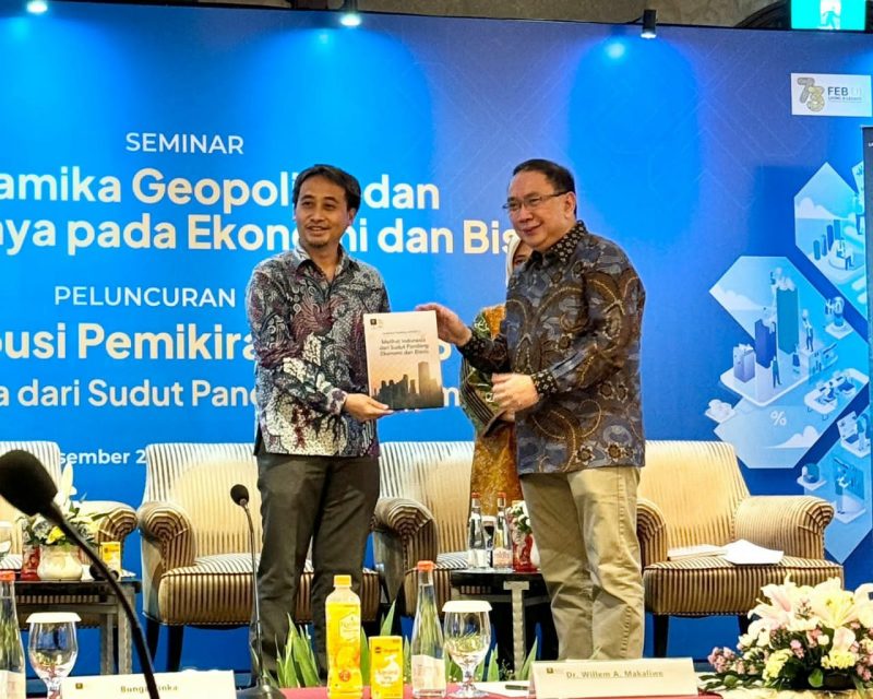 Penyerahan
buku secara seremonila dari Kepala LM FEB UI kepada Dekan FEB UI di acara peluncuran yang dilaksanakan
Senin, 4 Desember 2023 di Hotel Shangri-La, Jakarta/Sekretariat Pimpinan LM FEB UI