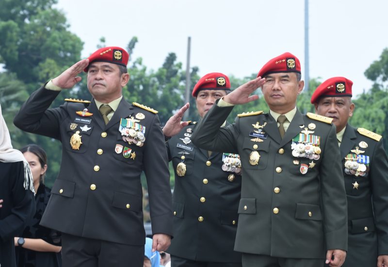 Kasad Jenderal TNI Maruli Simanjuntak, M.Sc., (kiri) saat mengikuti Upacara Pemakaman Militer Almarhum Letjen TNI (Purn) Dr. (H.C.) Doni Monardo/Foto : Dispenad