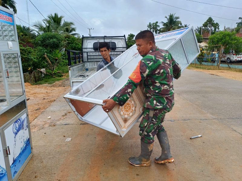 Babinsa Kodim 0416/Bute Bantu Warga Pasca Banjir/ FOTO : Pendim Bute