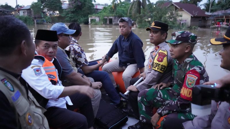 Gubernur Jambi Al Haris didampingi oleh Bupati Bungo H. Mashuri, SP., ME, Dandim 0416/Bute Letkol Inf Arief Widyanto, S.E., M.Han dan Kapolres Bungo AKBP Wahyu Bram, S.H., S.I.K., M.I.K. saat meninjau lokasi banjir/swjdaily