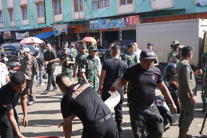 Danrem 042/Gapu Kolonel Inf Rachmad Tinjau Karbak Kodim Jambi Di Pasar Angso Duo
