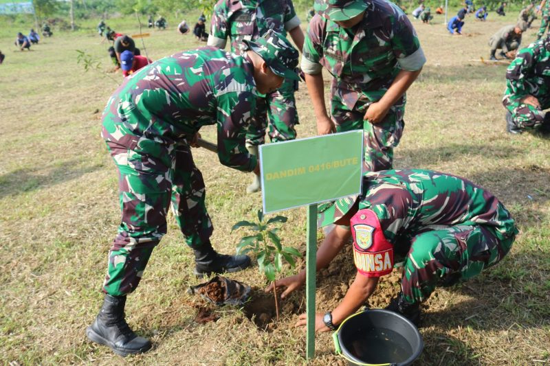 Dandim 0416/Bute Letkol Inf Arief Widyanto saat menanam pohon di Bumi Perkemahan, Desa Punti Kalo, Kecamatan Sumay, Kabupaten Tebo, Jum'at(08/12/2023)/ FOTO : RED.