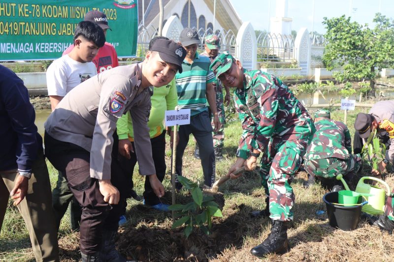 Minimalisir Terjadinya Banjir, Kodim Tanjab Bersama Masyarakat Tanam Pohon/FOTO : RED