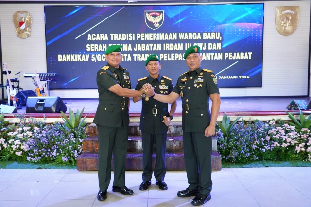 Pangdam II/Swj Mayjen TNI Yanuar Adil bersama pejabat baru Irdam II/Swj Brigjen TNI Tri Wahyu Mutaqin Akbar dengan pjbt lama Brigjen TNI Heru Setyo Paripurnawan.
