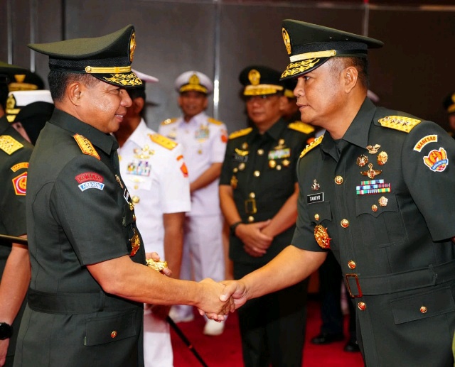 Panglima TNI Jenderal TNI Agus Subiyanto, S.E., M.Si. saat memberikan ucapan selamat kepada Wakasad Letjen TNI Tandyo Budi R., S.Sos./Foto : Puspen TNI