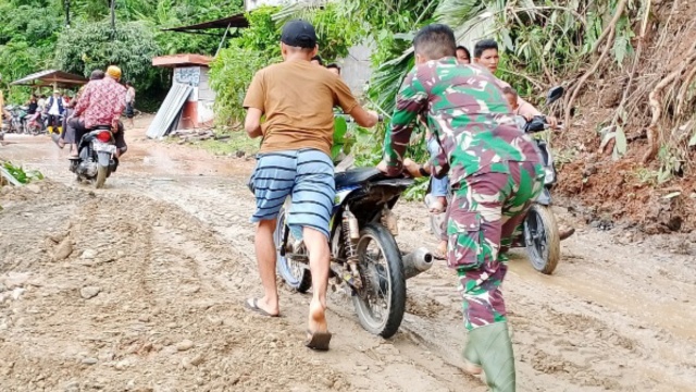 Tanpa Kenal Lelah, TNI dan Warga Bersihkan Material Longsor di Badan Jalan Merangin-Kerinci