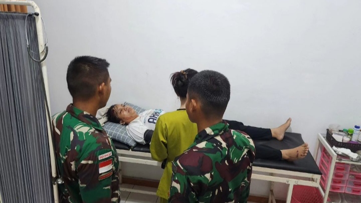 Aksi sigap Prajurit Yonif 141/AYJP Bantu Warga Kecelakaan/Ist