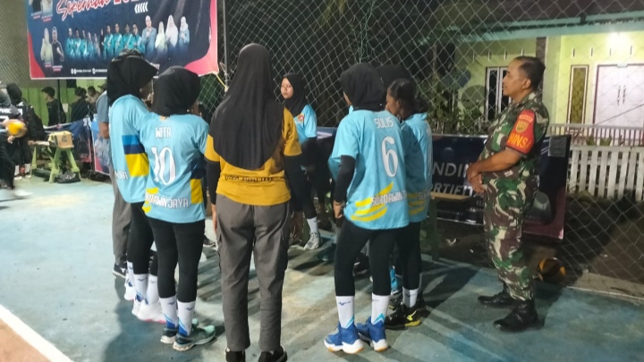 Demi Kecintaan Pada Warga, Babinsa Dampingi Tim Voli Putri yang Sedang Bertanding/Ist