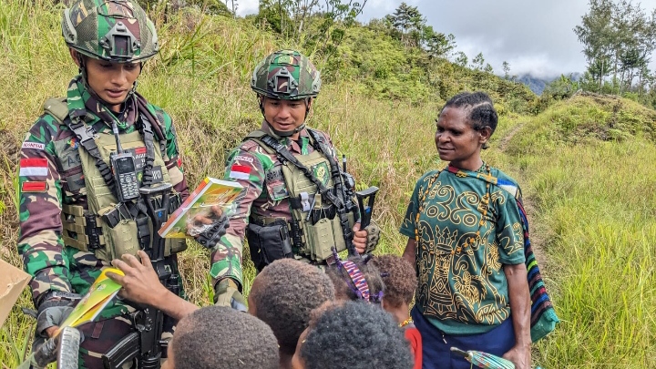Satgas Yonif 509 Kostrad Patroli & Berbagi Pada Masyarakat Papua