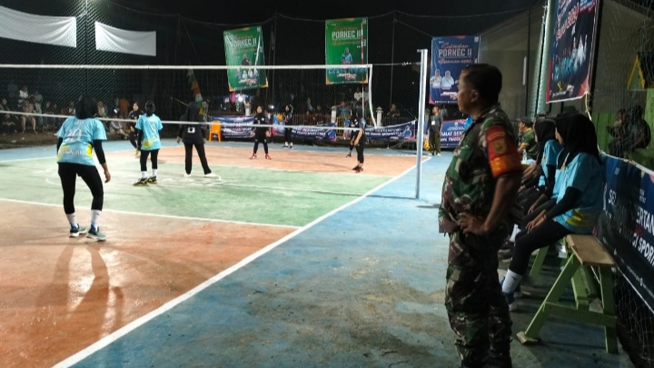Babinsa Koramil 05/Sengeti Binter dengan Monitoring Pertandingan Badminton di wilayah binaannya/RED