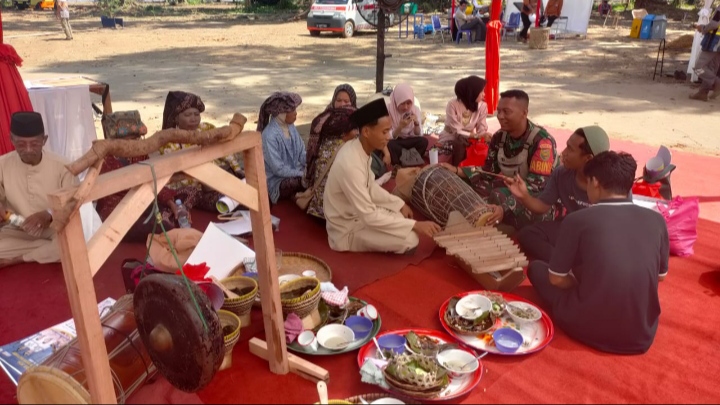 Keakraban Babinsa dan Masyarakat serta tokoh adat bukti bahwa bersama Rakyat TNI kuat/rmlsgt) 