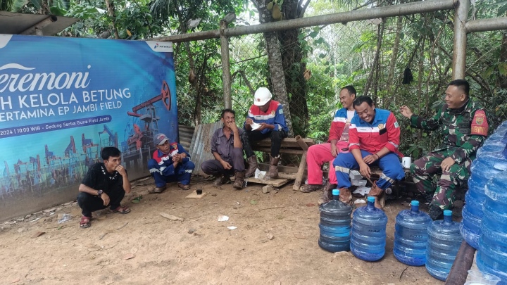 Bincang Santai Babinsa Serda Winaryo Dengan Warga Jangga Baru /mt