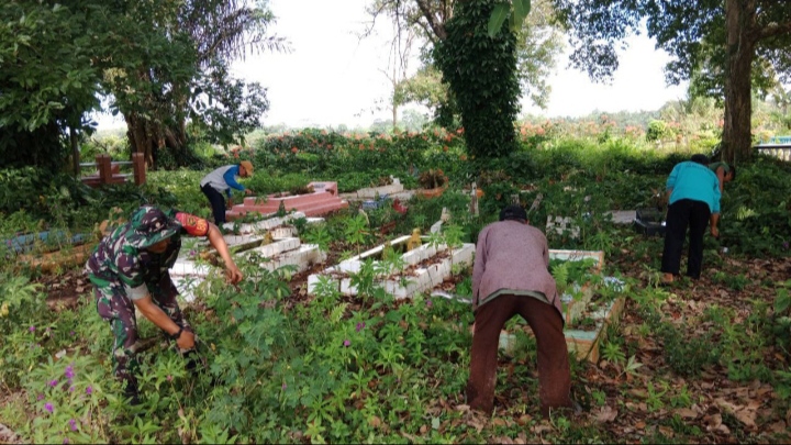Babinsa Ajak Warga Masyarakat
Peduli akan Kebersihan Lingkungan/sgt