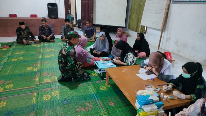 Peduli Kesehatan Masyarakat, Babinsa Koramil 06/Pijoan Dampingi Pengobatan Keliling/pjn