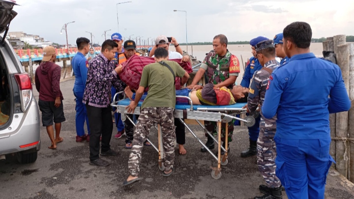 Babinsa Kodim Tanjab Bersama Tim Gabungan Evakuasi Nelayan Hilang di Pantai Kuala Kerang/Pentjb