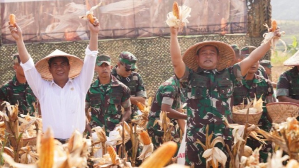 Buah Inovasi Tiada Henti, Kasad dan Mentan Panen Raya di Ciemas Sukabumi/Dispenad