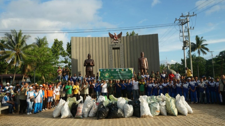 Peringati Hari Lingkungan Hidup Sedunia, Kodim 1708/BN Lakukan Aksi Grebek Sampah Dengan berbagai Komunitas/BN