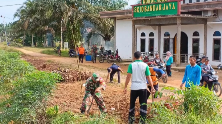 Babinsa Bersama Masyarakat Bergotong Royong Bersihkan Masjid Nurul Huda Di Kelurahan Bandar Jaya/Pendimtjb