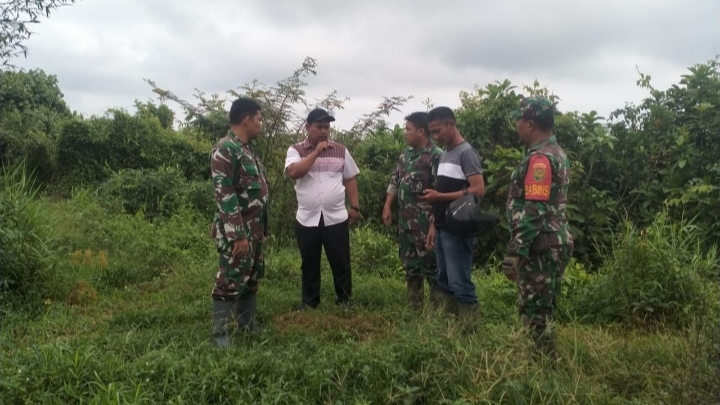 Danramil Muara Sabak Bersama Poktan Tinjau Optimasi Lahan Di Wilayah Dendang/pentjb