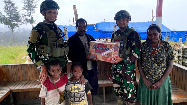 Satgas Yonif 323 Buaya Putih Kembali Membuat Masyarakat Papua Gembira/Pensatgas