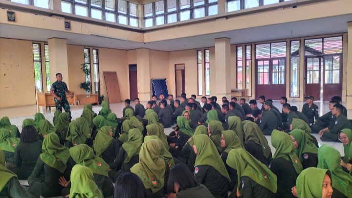 Tanamkan Cinta Tanah Air, Babinsa Beri Penguatan Bela Negara Untuk Pelajar Titian Teras/pjn
