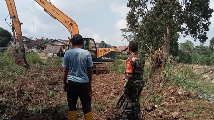 Babinsa Dampingi Petugas dalam Kegiatan Pengerukan Sungai di Kelurahan Sungai Asam/psr