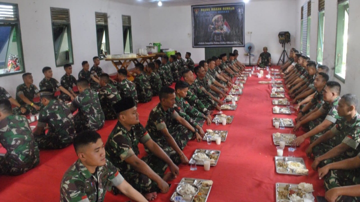 Jumat Berkah, Danyonarmed 15/Cailendra Ajak Prajurit Makan Bersama/red